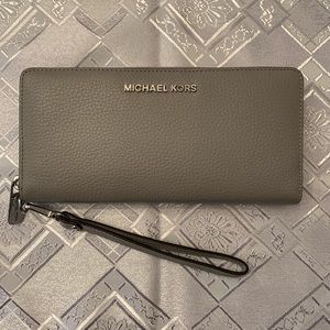 Michael Kors Jet Set Travel Continental Wristlet